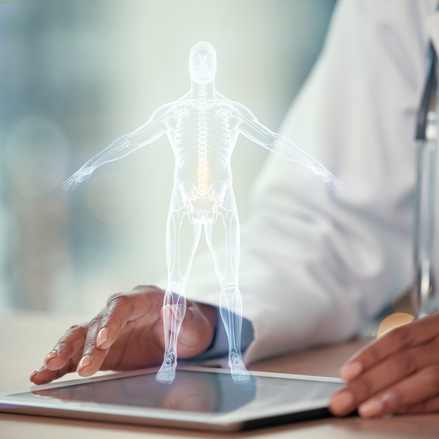 Un hologramme de la terre autour duquel flottent des icônes numériques surplombe la main tendue d’une personne vêtue d’une blouse de laboratoire. 